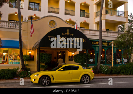 Inn am fünften gelb Sport Auto Old Naples Florida fl beliebtes Hotel mit McCabes Irish Pub Stockfoto