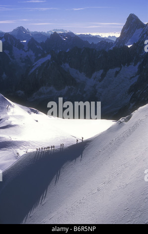 Kletterer absteigend von der Aiguille du Midi über Chamonix im Mont Blanc-Massiv Frankreich Stockfoto