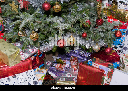Haufen von Weihnachten Xmas präsentiert unter dem Baum Stockfoto