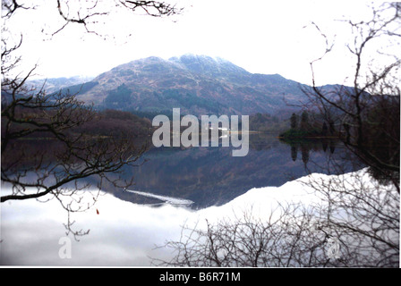 Winter-Szene auf Loch Achray, in der Nähe von The Duke, s-Pass, mit Ben Venue spiegelt sich im Hintergrund in die Trossachs, Schottland, Großbritannien. Stockfoto