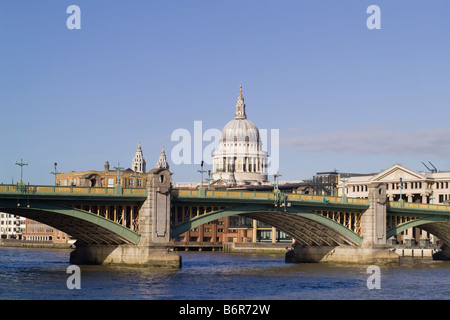 Blick vom Südufer in der Nähe von Southwark Bridge St Pauls Cathedral. Stockfoto