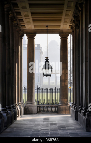 Greenwich, London, England. Eines der Kolonnaden früher das Royal Naval College mit der Sternwarte der Universität Greenwich Stockfoto