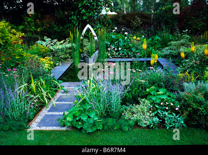 Bunten blauen und gelben Wassergarten Stockfoto