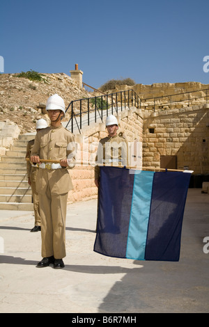 Soldat mit Semaphor durch Fähnchen, Fort Rinella Kalkara, Malta Stockfoto