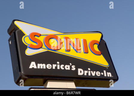 Sonic America's Drive-in Restaurant Schild vor dem blauen Himmel, USA. Stockfoto