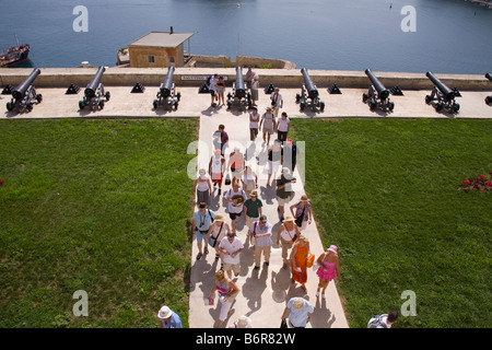 Touristen besuchen salutieren, Batterie, mit Blick auf Grand Harbour von Upper Barracca Gardens, Valletta, Malta Stockfoto