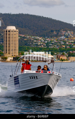 Bootstour in Sandy Bay auf dem Derwent River in Hobart Tasmanien mit Wrest Point Casino im Hintergrund. Stockfoto