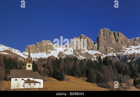 Kirche im Dorf Falcade mit Marmolada Berggruppe im Winter Dolomiten Venetien Italien Stockfoto