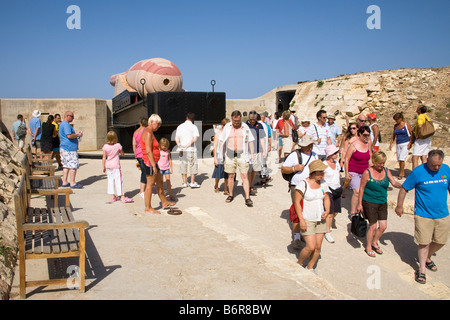 Touristen, die neben der Armstrong 100 Tonne Pistole, Fort Rinella Kalkara, Malta Stockfoto