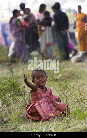 Armes kleines nomadischen indische niedrigere Kaste Baby Mädchen sitzen auf dem Rasen außerhalb das tented Camp. Selektiven Fokus. Andhra Pradesh, Indien Stockfoto