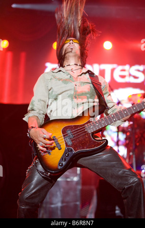 Whitesnake Bassist Uriah Duffy Headbangen Stockfoto