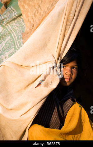 Armen nomadischen indische Mädchen in ihr Zelt zu Hause sitzen. Andhra Pradesh, Indien Stockfoto