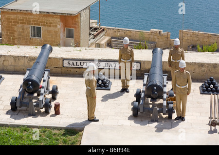 Soldaten stehen neben Kanonen salutieren, Batterie, Upper Barracca Gardens, Valletta, Malta Stockfoto