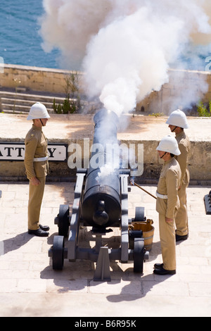 Brennen der Mittag Tag Pistole, an der Batterie salutieren Upper Barracca Gardens, Valletta, Malta Stockfoto