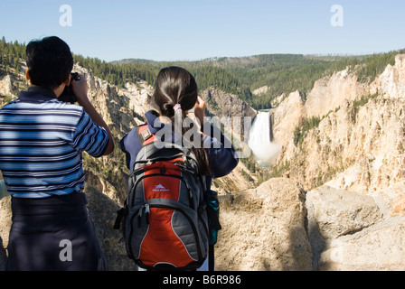 Touristen fotografieren den oberen fällt am Yellowstone River im Yellowstone-Nationalpark Stockfoto