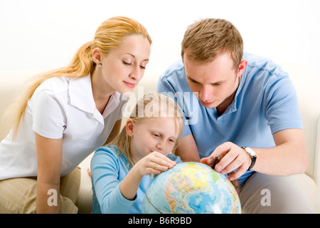 Eltern und Tochter suchen auf der ganzen Welt konzentrieren Stockfoto