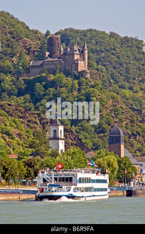 Katz schloss (Burg Katz) mit Blick auf Stadt St. Goarshausen und Rhein mit Kreuzfahrtschiff fuhren flussaufwärts Stockfoto