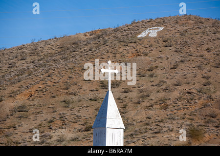 Detail der Kirchturm des Santa Barbara römisch-katholische Kirche Randsburg Kalifornien eine lebendige Geisterstadt in der Mojave-Wüste. Stockfoto