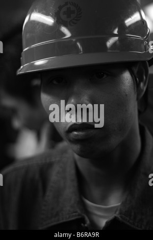 Junge männliche asiatische Constuction Arbeiter auf der Durchreise in Stadt u-Bahn in Guangzhou Guangdong China während der globalen Wirtschaftskrise Stockfoto