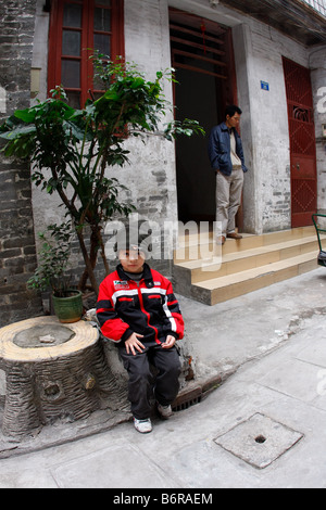 Chinesischen Jungen spielen im freien Onkel Haus in Kantonesisch Sidetreets Kanton Guangzhou China Asien Stockfoto