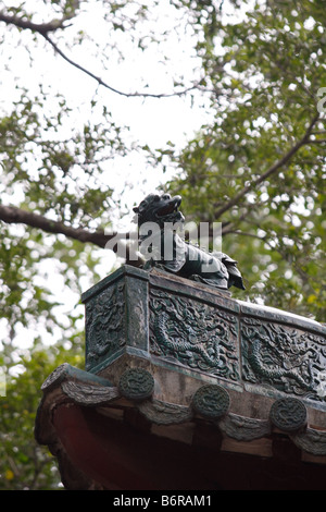 Ein Grüner Drache hoch oben auf einem chinesischen Tempel in Guangzhou Guangdong China Stockfoto