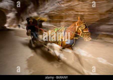 Pferdekutsche für den Transport von Touristen gedacht die enge Siq Petra antike Ausgrabungsstätte. Stockfoto