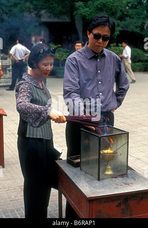 Die chinesischen Leute, Touristen, Abbrennen von Räucherstäbchen, Räucherstäbchen, religiösen Angebot, Lama Tempel, Yonghegong, Peking, Peking, China, Asien Stockfoto