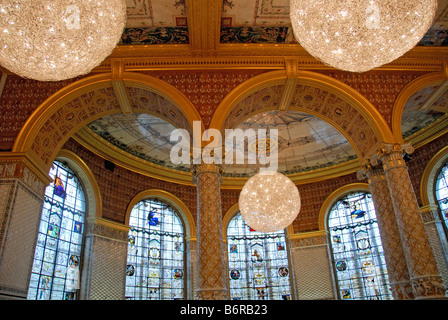 Deckenleuchten und Fenster des Cafés im Victoria and Albert Museum London England Stockfoto