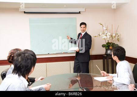 Geschäftsleute mit treffen im Büro Stockfoto