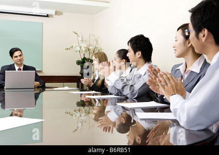Geschäftsleute mit treffen im Büro Händeklatschen Stockfoto