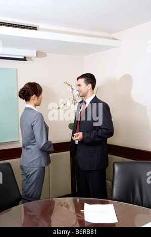 Zwei Geschäftsleute haben eine Diskussion im Büro Stockfoto
