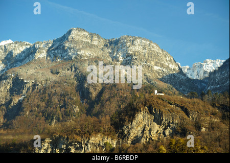 Die berschis St. George Kapelle gegen die Toggenburger Berge, Walenstadt SG Stockfoto