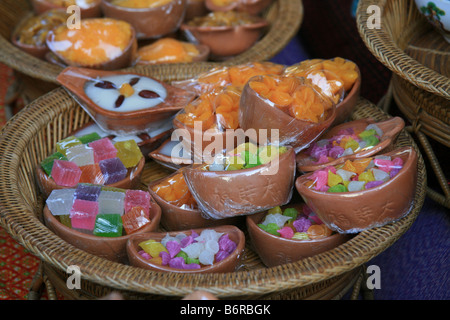 Thai Desserts aus Amphawa Floating Market, Thailand. Sie werden in Earthware verkauft, die als Souvenir behalten werden können. Stockfoto