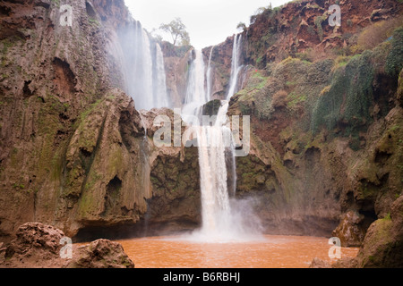 Kaskaden d'Ouzoud Tanaghmeilt Azilal Marokko Ouzoud Wasserfälle auf schnell fließender Fluss El Abid in Schlucht im mittleren Atlasgebirge Stockfoto
