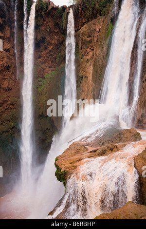 Kaskaden d'Ouzoud Tanaghmeilt Azilal Marokko Ouzoud Wasserfälle auf schnell fließender Fluss El Abid in Schlucht im mittleren Atlasgebirge Stockfoto