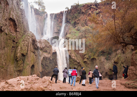 Kaskaden d'Ouzoud Marokko Touristen unter Ouzoud Wasserfälle auf schnell fließenden El Abid Fluss im mittleren Atlasgebirge Stockfoto