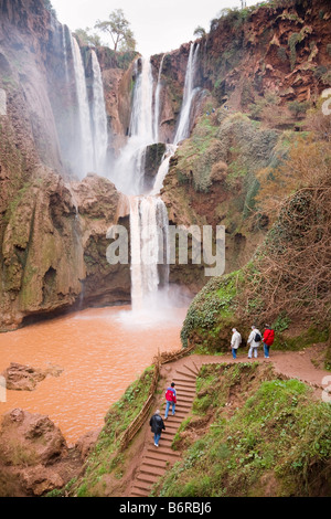 Kaskaden d'Ouzoud Marokko Touristen auf Pfad unter Ouzoud Wasserfälle auf schnell fließender Fluss El Abid im mittleren Atlasgebirge Stockfoto