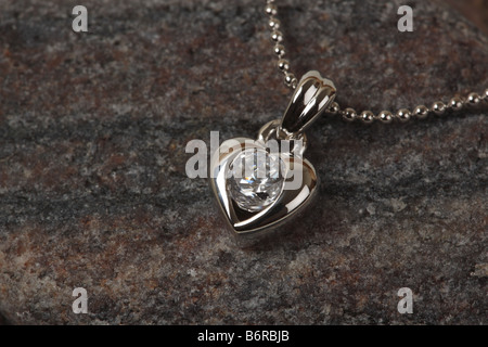 Silber Herzanhänger mit Jewell auf dem Felsen Stockfoto