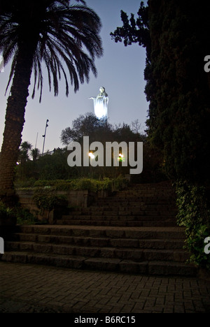 Statue der Jungfrau Maria an der Oberseite Cerro San Cristóbal ist fast überall in Santiago ersichtlich Stockfoto