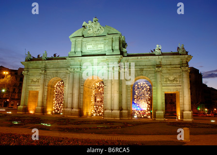 Puerta de Alcalá zu Weihnachten. Nachtansicht. Independencia Platz. Madrid. Spanien. Stockfoto