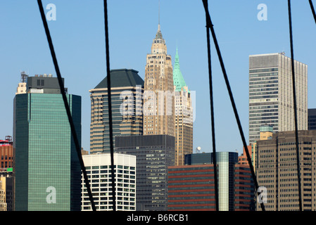 Wolkenkratzer im Finanzdistrikt, gesehen durch die Tragseile der Brooklyn-Bridge, Manhattan, New York, USA Stockfoto