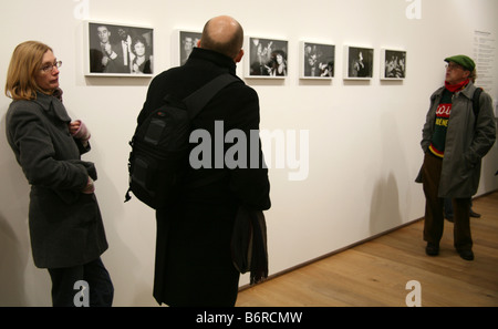 Besucher schauen Sie sich Bilder von Soho von Regisseur Ken Russell in neuen Räumlichkeiten von The Photographers Gallery in London W1 Stockfoto