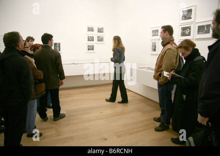 Besucher werden durch die neuen Räumlichkeiten des The Photographers Gallery in London W1 gegeben. Stockfoto