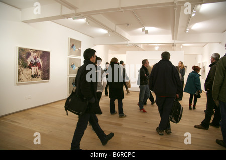 Besucher werden durch die neuen Räumlichkeiten des The Photographers Gallery in London W1 gegeben. Stockfoto