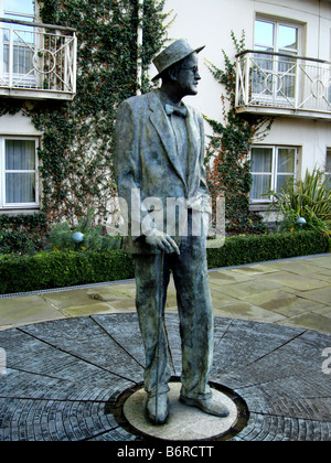 Eine Bronzeskulptur des berühmten Schriftstellers James Joyce im Garten des Luxus Merrion Hotel, Dublin, Irland Stockfoto