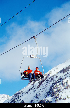 Paar Skifahrer am Sessellift. Candanchu Skigebiet. Huesca Provinz. Aragon. Spanien. Stockfoto