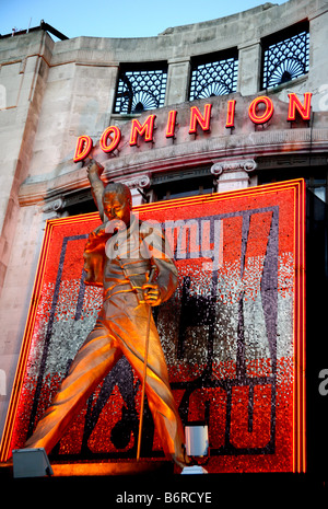 We Will Rock You Figur außerhalb Dominion Theatre, London Stockfoto