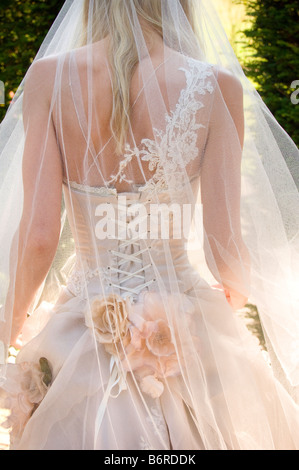 Rückansicht der Braut zu Fuß entfernt von der Kamera, die aufwendige Handarbeit Becky Drinan Brautkleid tragen. Bild von Jim Holden. Stockfoto