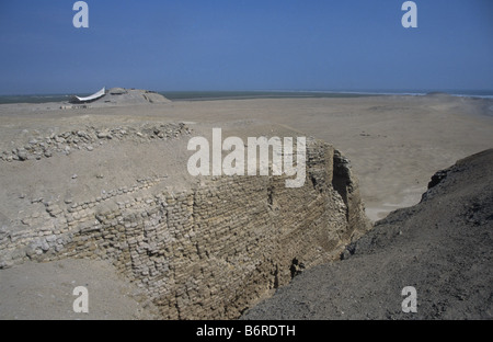 Huaca El Brujo in Mitte Ferne gesehen von oben der Huaca Cortada, in der Nähe von Trujillo, Peru Stockfoto