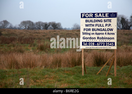 für Verkauf Zeichen auf einer Entwicklung des ländlichen Raums-Website für die Baustelle mit voller Baugenehmigung für Bungalow in fermanagh Stockfoto